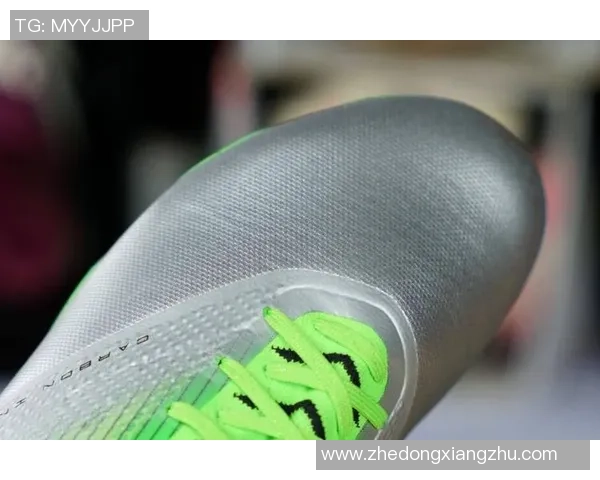 球星专用足球鞋材质解析提升性能与舒适度的关键因素 球星专用足球鞋材质解析提升性能与舒适度的关键因素