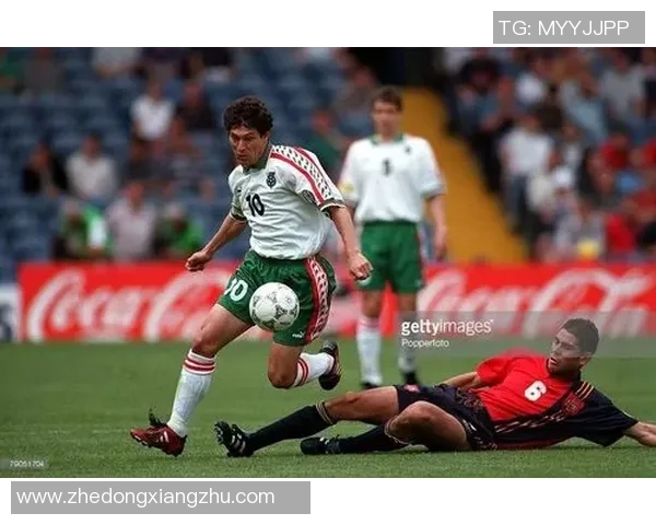 足球球星膝盖突出现象解析及其对运动表现的影响与预防措施